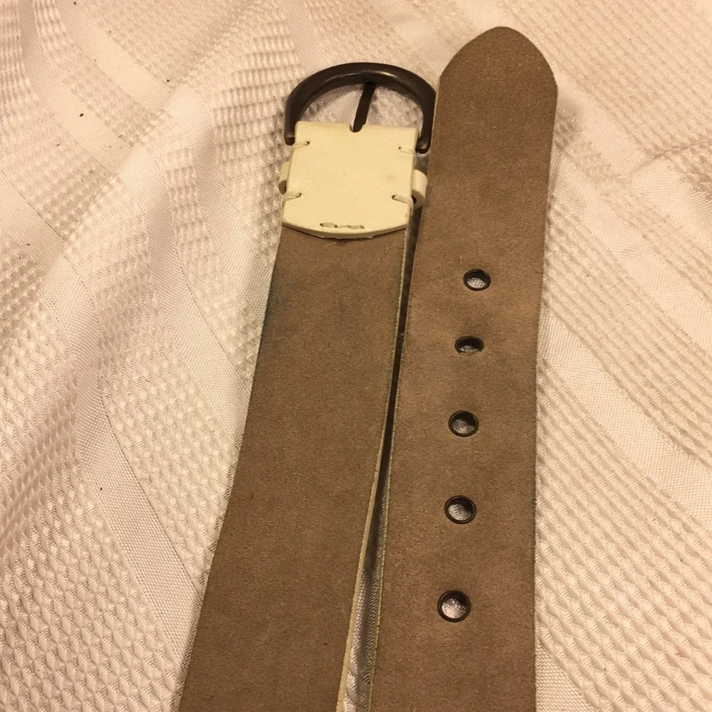 Fossil leather belt w/lasercut flower pattern soft
